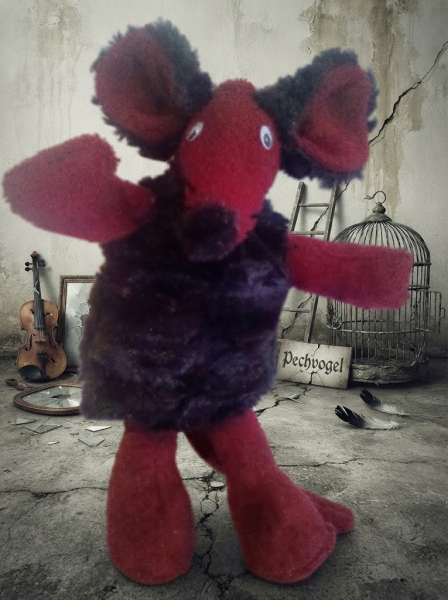 Handgemachter Pechvogel ca. 50 cm rot schwarz – humorvolle Plüschfigur mit großen Ohren und Charakter – Unikat aus Jandelsbrunn – lustiges Geschenk und Deko